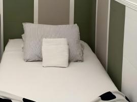 MBZ - Small Pretty Room, hotel a Abu Dhab