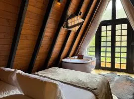 Chalé Romântico com Jacuzzi em Meio à Natureza