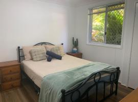 Chic stylish King Bedroom, hotel in Mount Colah