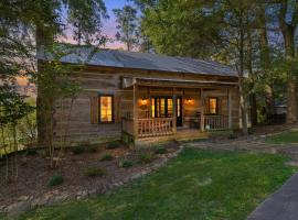 Cabin Unbound - Historic Lakefront Comfort cabin, hotel in Guntersville