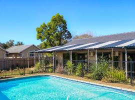 Wild Olive Luxury Accommodation, hotel in Hutton Heights