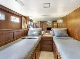 Klassische Motoryacht Ocean Motion