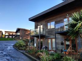 Towan Valley, Porthtowan - Coastal 3 Bedroom Eco-Home with Hot Tub, hotel en Truro