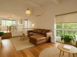 3 Bed Townhouse with Games Room, 5 min walk to the beach