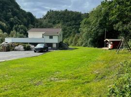 Renovated Cabin With Outdoor Kitchen Near Lyngdal, hotel v destinaci Meland