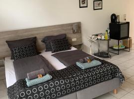 Studio-Apartment mit Balkon in Plau am See fußläufig zum Strand und zur Altstadt، فندق في بلاو ام سي