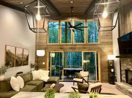 Lux Blue Ridge Cabin, Hot tub, Swing, PingPong!