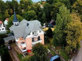 Moderne Ferienwohnung in alter Villa