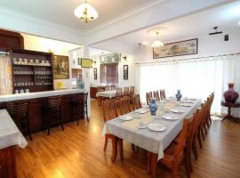 Holiday Bungalow Suite - Up To 26 pax, апарт-отель в городе Танах-Рата