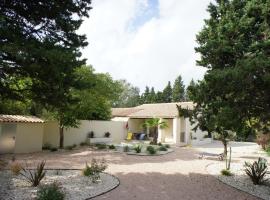 Viesnīca Maison avec piscine et jacuzzi proche de la rivière idéale pour un séjour détente pilsētā Le Thor