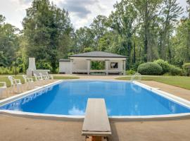 Westwind Estate Apt 6 Mi to Dtwn Spartanburg，位于Woodfield的酒店