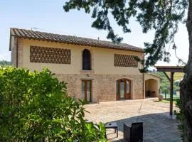 Farmhouse in Tuscany with Pool & Vineyard View
