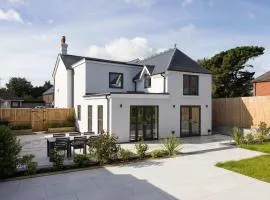 Modern 5-Bedroom Retreat Nr Coast