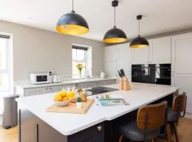 Modern 5-Bedroom Retreat Nr Coast