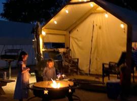 Fun Glamping Vacation in Marion, Texas: Comfortable Safari Tent on the Beautiful Cibolo Creek，Marion的豪華帳蓬