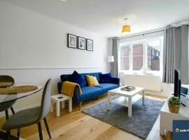 Camberley Spacious and Comfy 3 Bedroom Home, Next to Frimley Hospital with Parking