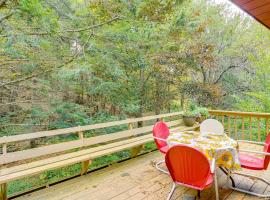 Quiet All-Season Creekside Escape in Upstate!, villa in North Hancock