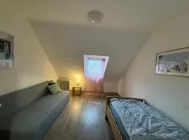 Zimmer mit Sofa & Gemeinschaftsbad