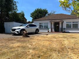 NEAR AIRPORT Fully Detached Home with 2 Off-Street Parking Spaces, villa in Sunbury Common