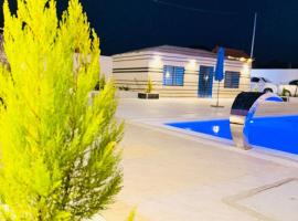 Wadi Rum chalets: Ram Vadisi şehrinde bir otel