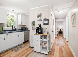 10 min to NRG Park | Private Deck | Movie Nights, ξενοδοχείο σε Fayette Heights