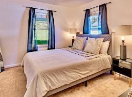 17 Min to NRG | Grill | Huge Yard | Private | Cozy, hotel en Oak Hill