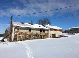 Gîte rural La Grange en pleine nature à La Pesse, hotel in La Pesse
