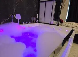 WARSZAWA CHMIELNA PRESTIGE HOME SPA APARTMENTS with Jacuzzi in the Heart of the City