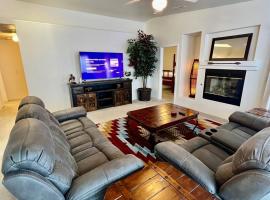 Large Prescott Home with 3-car Garage Central & Quiet, хотел в Прескот