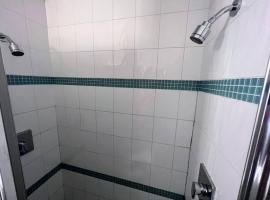 Sunny family home, hotel u gradu 'Halifax'