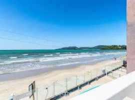 Duplex pé na areia com vista deslumbrante RAT001