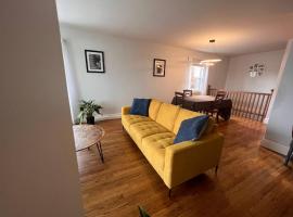 Sunny family home, hotel a Halifax