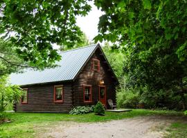 Enchanted Forest Cabin, Hotel in Winterport