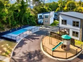 Dotin' on Dolly - Charming 4BR Cabin Hot Tub,Pool,Foosball & Arcade