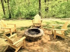 Windy Ridge-Pet-Friendly Smoky Mountain Cabin with Fishing Access, Fenced Yard & Free Tickets