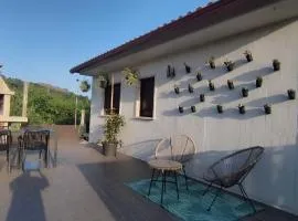 apt acogedor con terraza y barbacoa