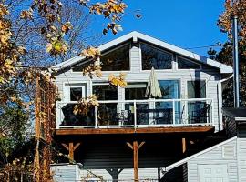 Waterfront Comfy Guesthouse, PEC, Ferienwohnung in Carrying Place