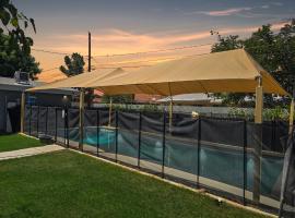 Remodeld5BR Modern Retreat with Covered Pool, hotel in El Paso