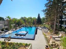 Luxury 2 Room Flat Free Parking, Pool and WiFi