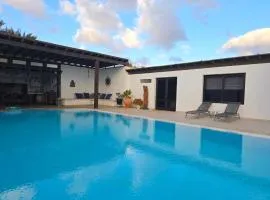 Villa Nazoly, Oasis de Tranquilidad con Piscina Privada en el Corazón de Lanzarote