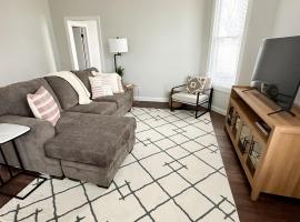 Modern 4 BDRM Renovated Spacious near U of E and Downtown, ξενοδοχείο σε Έβανσβιλ