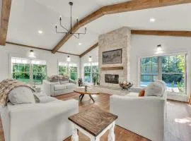 Hummingbird Cabin with a private hot tub