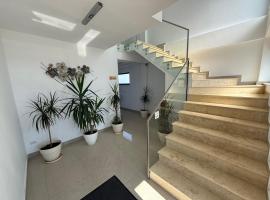 Silver Residence Caracal，Caracal的有停車位的飯店