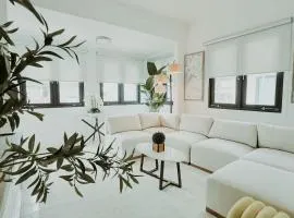 Elegant Home with KingBed Private Patio Ensuites