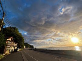 自然に囲まれた海沿いの広い一軒家 貸切 佐渡 古民家 レッドジャスパーRedjasper, hotel en Sado
