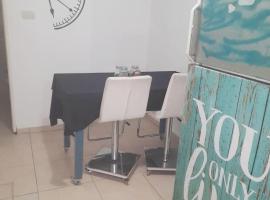 habitacionesanamora, guest house in La Plata