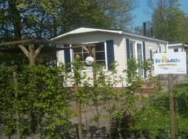 Hut in Baarland with swimming pool, hotel v destinaci Baarland