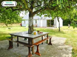 Chalet near Mont St Michel & Nature Trails, hotel in Céaux