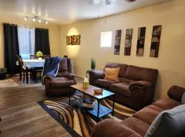 2-bed condo, cook-ready kitchen, and laundry, 5-8 minutes from University of Arizona and downtown Tucson
