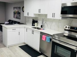 Modern 2-bed 1-bath Suite、Calgaryのホテル
